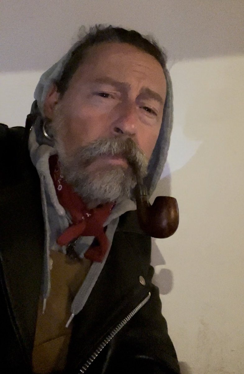 UmbertoScotti69's tweet photo. Break time from work #pipe #pipebeard #pipesmoking #pipesmoker #gayman https://t.co/SAoGqA0tTH