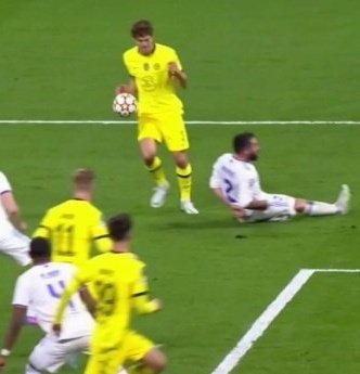 HoyEnDeportes4's tweet photo. Mismas manos. Una se pitó y la otra no. ¡HALA MADRID! https://t.co/hmu0IJAGAY
