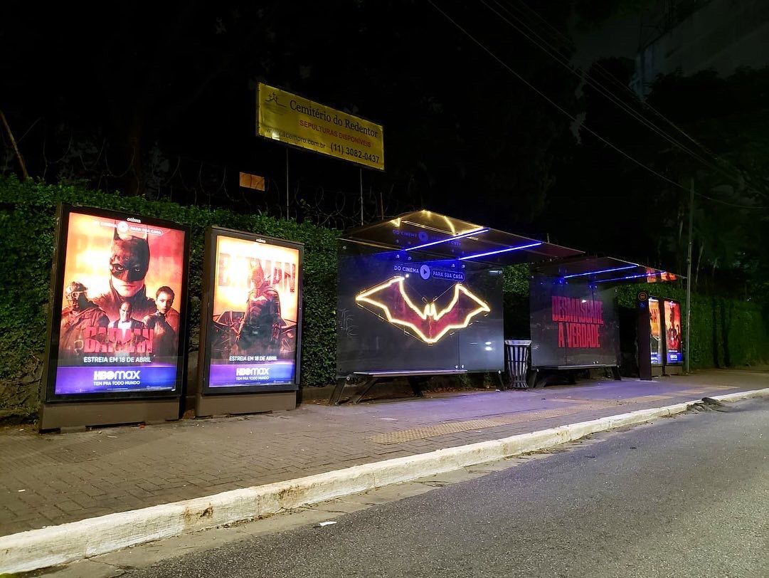 OtimaOOH's tweet photo. 3 abrigos de ônibus receberam uma ambientação com adesivos, imagens promocionais do filme e led's endereçáveis que formam o símbolo do morcego. https://t.co/dSlDaSRusv