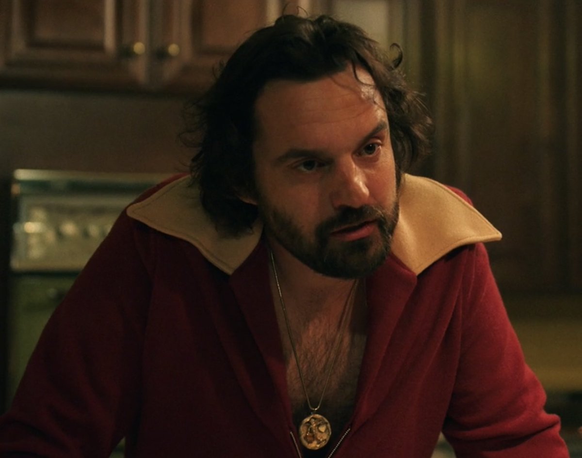 s1 of #minxonmax ending shoutout to the gold medallion swaying over jake johnson’s chest hair that has full mind body and soul hypnotized me