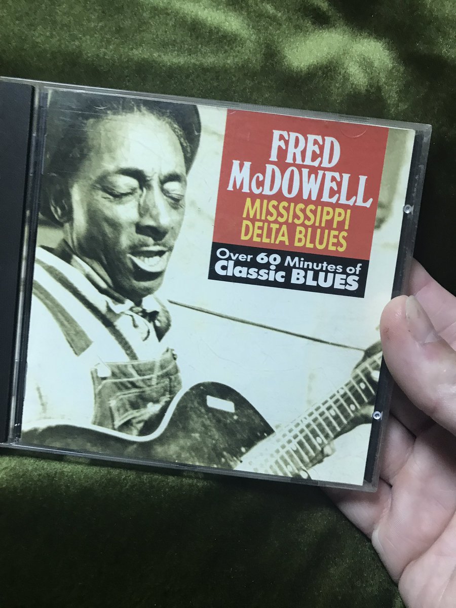 Johnny19653's tweet photo. グッモーニング!
雨降りの金曜日、
デルタブルーススライドギターの、
Fred McDowell先生を聴くか、、
シンプルで、力強い、ギターリフ、
その合間を縫う、スライドギターと、
歌声、、たまらん、、
ボニーレイットの師匠でもある、Fred、
今日も、ご安全に!
#FredMcDowell https://t.co/Flg6g55JpO