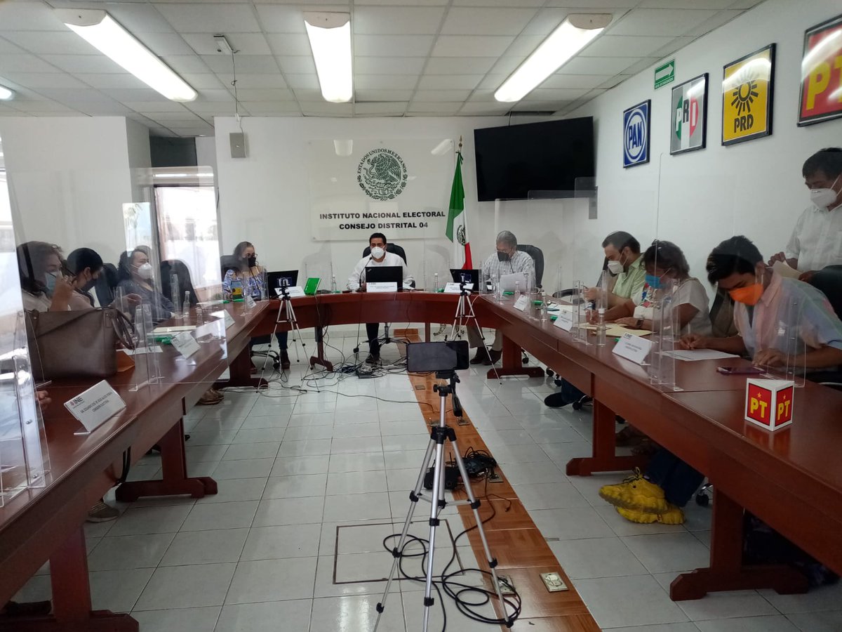 INEYucatan's tweet photo. El #04ConsejoDistrital del @INEYucatan concluyó el proceso de #RevocaciónDeMandato. En sesión, se presentaron los informes sobre la conclusión de diversos procedimientos, y donde las y los integrantes de dicho Consejo expresaron la calidad del trabajo realizado. #INE #Yucatán https://t.co/GIdl8Ezk24