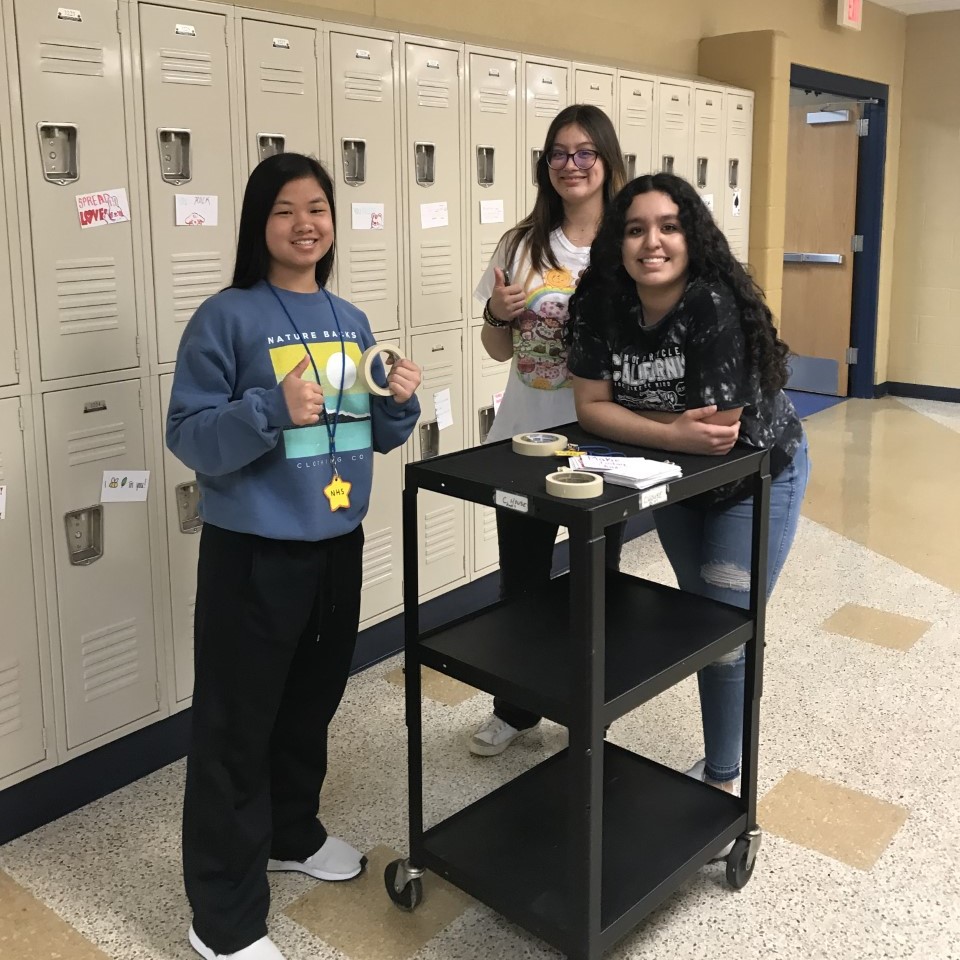 BedCoSchools's tweet photo. #NHS members at #ShelbyvilleCentralHighSchool created over 1,600 #handwritten, #colorful, #motivational notes encouraging students to do their best next week as #EndOfCourse testing begins! #WorkHardBeKind #Inspiring #BedfordCountySchools https://t.co/coShUeBFJW