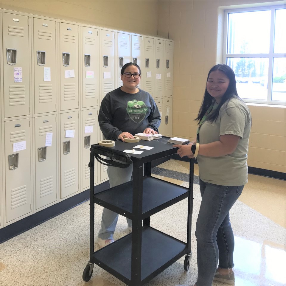 BedCoSchools's tweet photo. #NHS members at #ShelbyvilleCentralHighSchool created over 1,600 #handwritten, #colorful, #motivational notes encouraging students to do their best next week as #EndOfCourse testing begins! #WorkHardBeKind #Inspiring #BedfordCountySchools https://t.co/coShUeBFJW