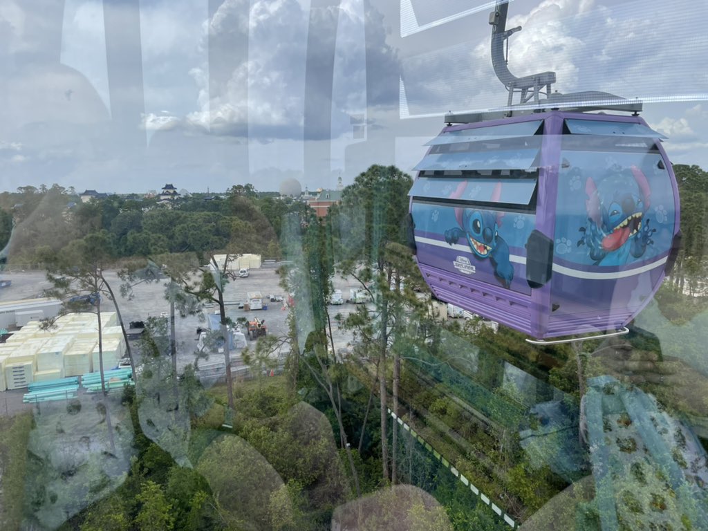 anysecondnowuk1's tweet image. Stuck on the skyliner, it’s a pretty warm day, I’m really hoping we get moving quickly, 10 minutes in so far…