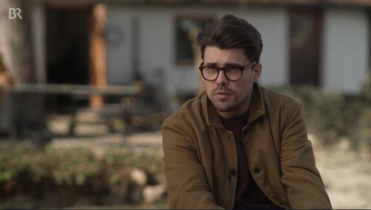 wienervig's tweet photo. hat aus notwehr 1 roman geschrieben. only bae @jfxlaubmeier.

jetzt gleich im tv bei #capriccio https://t.co/foYnKuoX5J 

aber niederbayern als die lower eastside von bayern zu bezeichnen is freilich gewagt @BR_Kultur     #dasMarterl https://t.co/qFZIY0ARp0