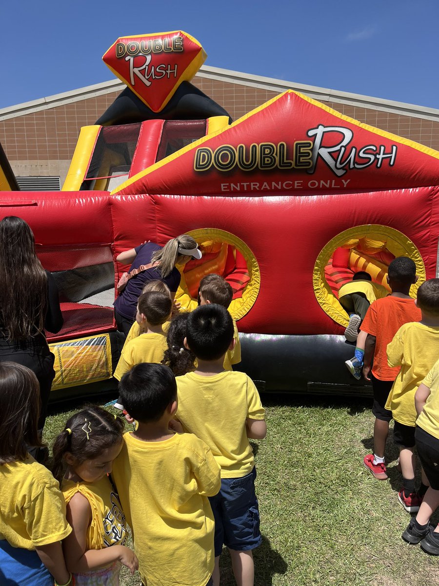 MrsRoseELA's tweet photo. Field day was awesome! Shout out to all our specials teachers and parent volunteers! Happy Easter everyone! @BrillPto @BrillKISD https://t.co/RNho6riC3z