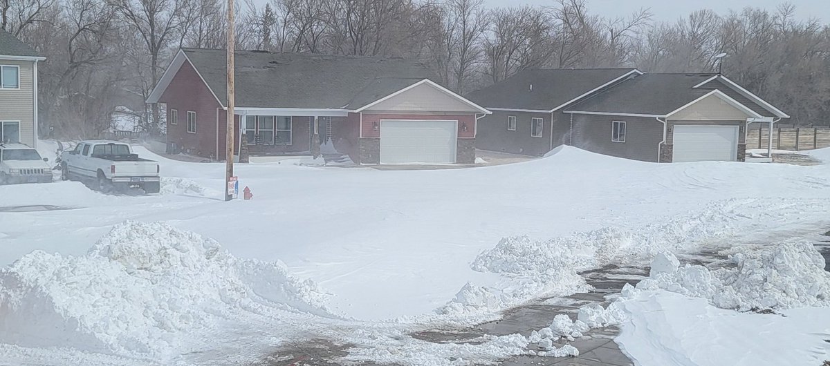 JustPhotograp12's tweet photo. Pickup is unstuck... getting snow removal- wonder how long that will take and will it stay considering that the wind is still blowing substantially! #AprilSnow #SpringBlizzard https://t.co/uAPn3NxJfJ