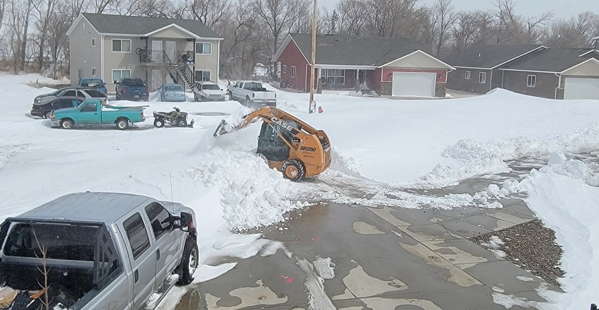 JustPhotograp12's tweet photo. Pickup is unstuck... getting snow removal- wonder how long that will take and will it stay considering that the wind is still blowing substantially! #AprilSnow #SpringBlizzard https://t.co/uAPn3NxJfJ