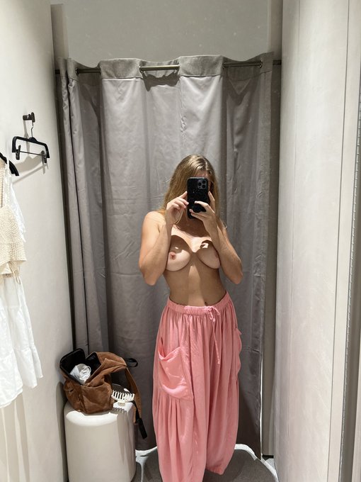 I feel like way more stores should prioritize having amazing lighting in their dressing rooms. The bad