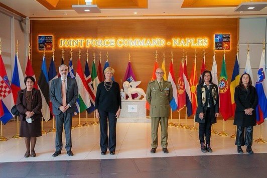 isabellarauti's tweet photo. Visita con Commissione #Difesa #Senato al Comando #NATO JFC di Napoli. Centro interforze con funzioni di deterrenza rispetto alle minacce del Fronte Sud e capacità di schieramento rapido nelle linee avanzate. Un ‘eccellenza operativa #jfcnp #jfc #Napoli #mediterraneo #Difesa https://t.co/JoPg9JYLil