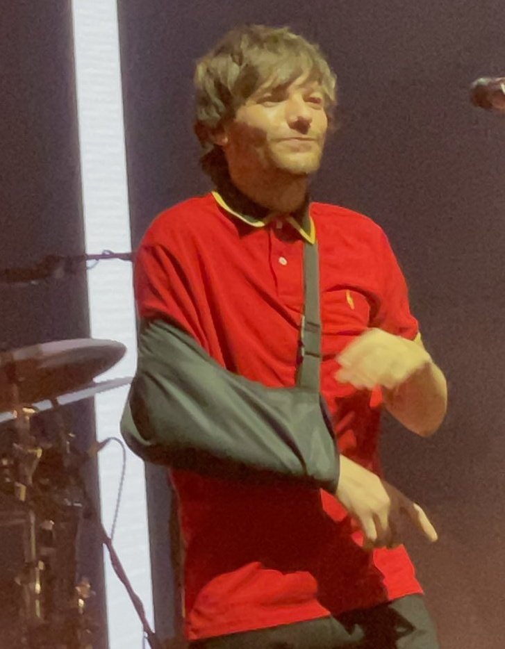 Louis on stage tonight! 🥺❤️

© owner #LTWTPoznań