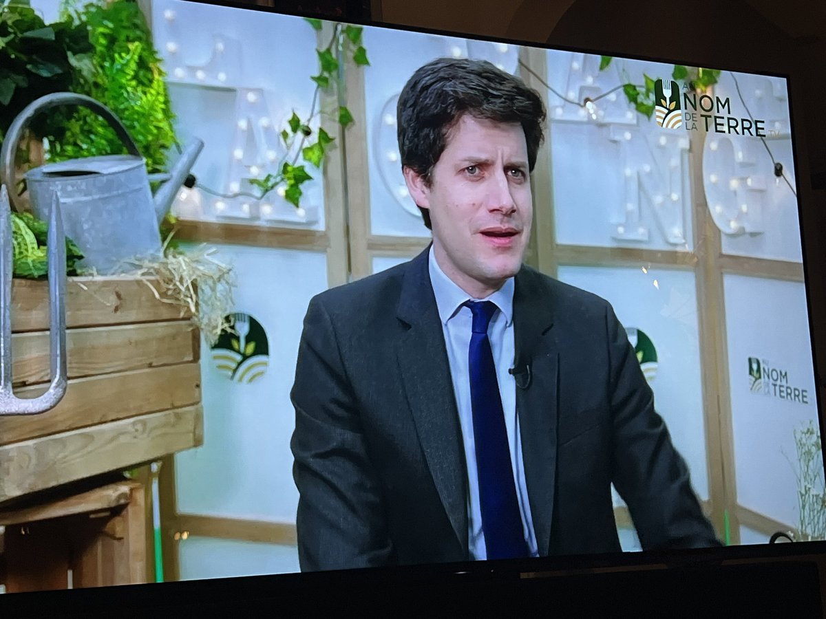 Philoulyon's tweet photo. Alors là je suis en train de regarder l’interview de @J_Denormandie par Édouard Bergeon sur https://t.co/9PAmWrJYHH à laquelle je me suis abonné. 
Franchement je me demande qui va pouvoir remplacer un tel ministre de l’#agriculture. Quelle maitrise et soutien des agris 🤩 #FrAgTw https://t.co/clOlkRXUNN