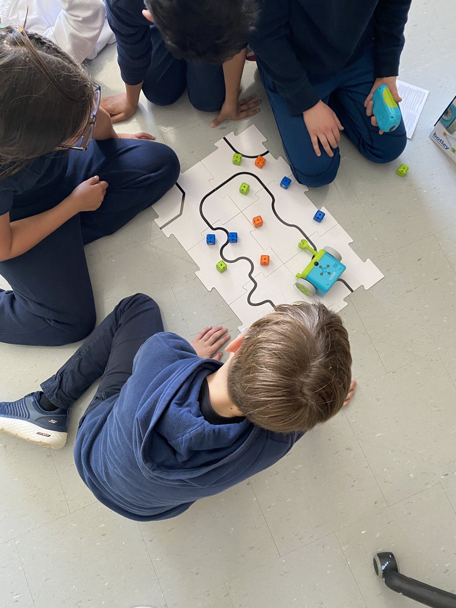 coliveira_02's tweet photo. Our leader for the day brought us over to our neighbours, Canoe Landing Rec Centre for reading and then to the Makerspace to explore some gadgets. It was a good day 😊@BishopMacTCDSB https://t.co/Lze7ot5lMO