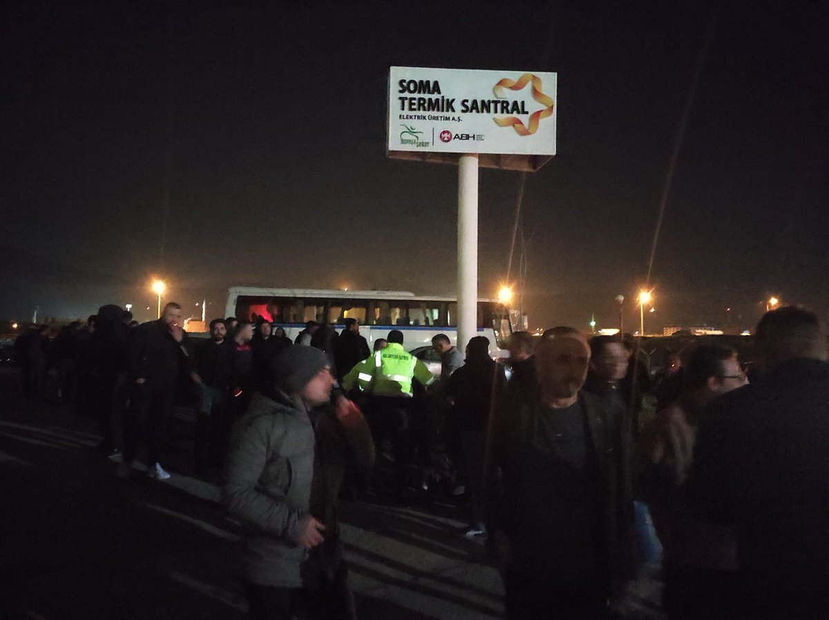 Soma Termik Santral işçileri gece yürüyüşünde.
Toplu iş sözleşmesinin, 10 aydır tamamlanmamasına karşı işçiler, gece yürüyüşü yaparak patrona tepkilerini gösterdi. Direnen Soma Termik Santrali işçilerinin yanındayız. Bir kez  daha söylüyoruz;
İşçilerin Birliği Sermayeyi Yenecek!