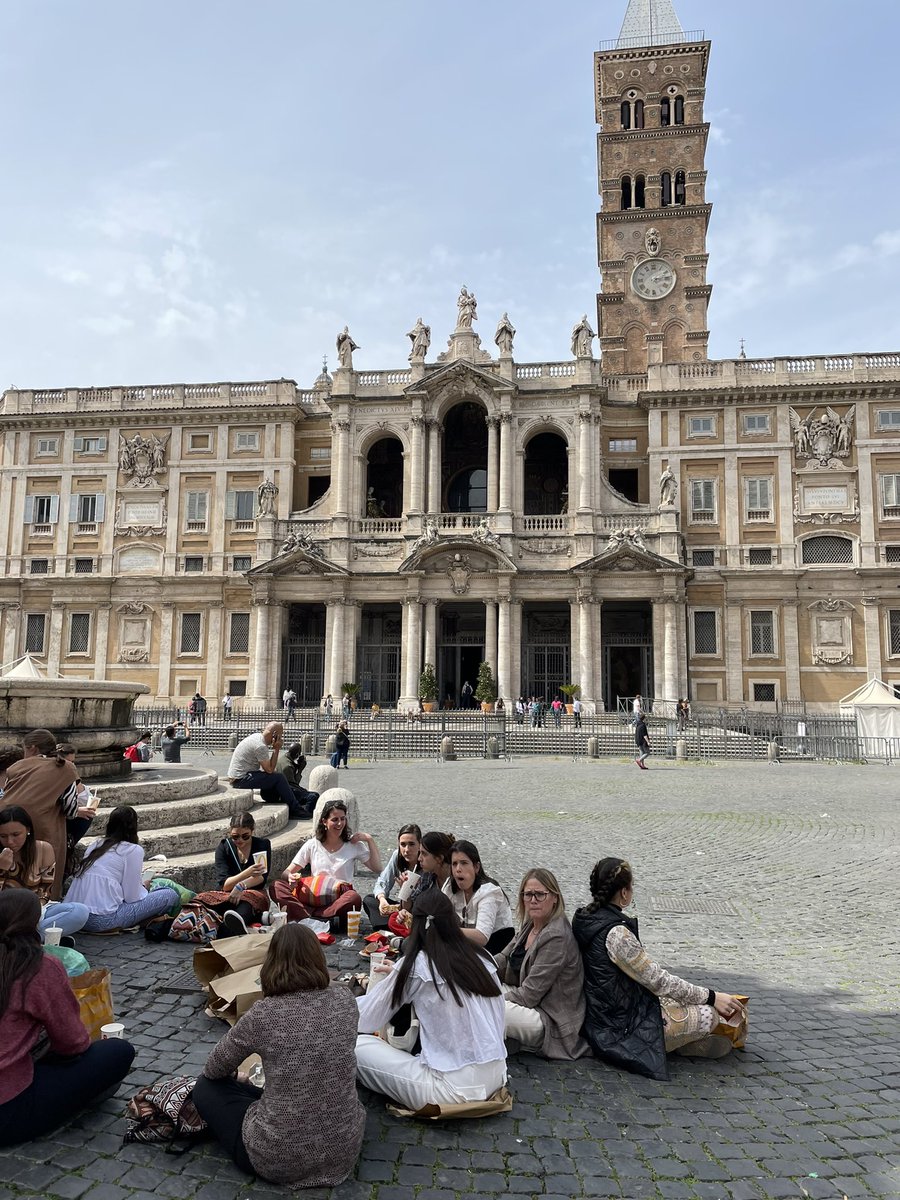 SilviaPSil's tweet photo. Se non forniamo come città degli spazi anche per il turismo “low budget” (che a Roma sempre esisterà) è normale che piazza di Santa Maria Maggiore diventi un’area picnic @gualtierieurope @Turismoromaweb @GuidediRoma https://t.co/1eRNeDYPA0