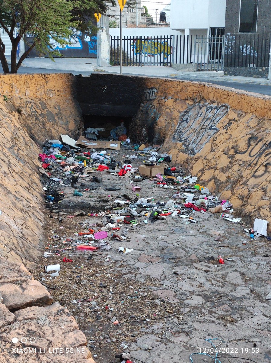 LefAnalaura's tweet photo. @qromunicipio @JLAguileraQro #DelegaciónJosefaVergaraYHernandez @FeliFerMacias  #reporteCiudadano Av.del Parque sobre el camellón antes de llegar a la altura donde era televisa Circuito Lázaro Cárdenas.Ductos o canales de agua,lleno de basura y obstruidos por colchones-indigentes https://t.co/X96blq3CbY