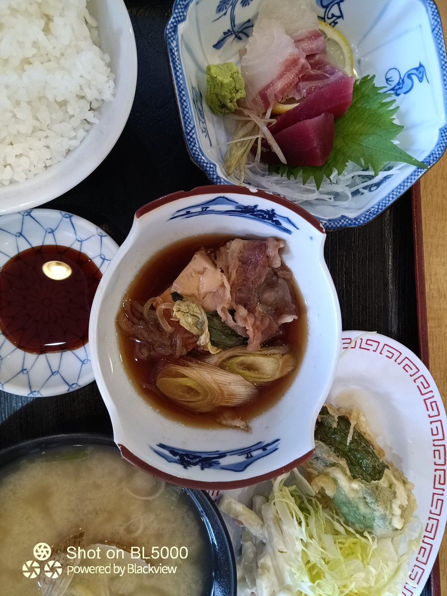 葛西市場内にある小池寿司食堂でこいけ定食食べてきました。 マグロと鯛と肉豆腐に肉詰め。 バランスの取れたランチになりましたよ