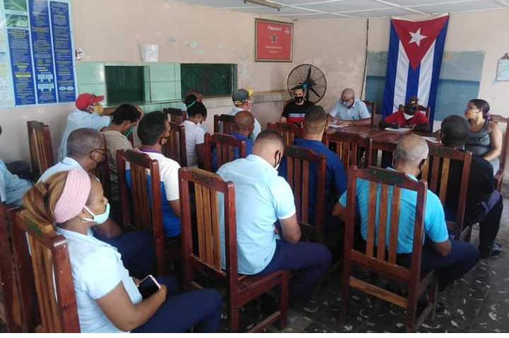 En  UEB Salinera Joa Asamblea de Balance de la sección sindical, donde se discutieron las estrategias de cumplimientos de los Planes Productivos, las inquietudes de los trabajadores y la participación masiva en el desfiles del 1ro de Mayo. 
#Cubavive y trabaja. Fotos Carlo.