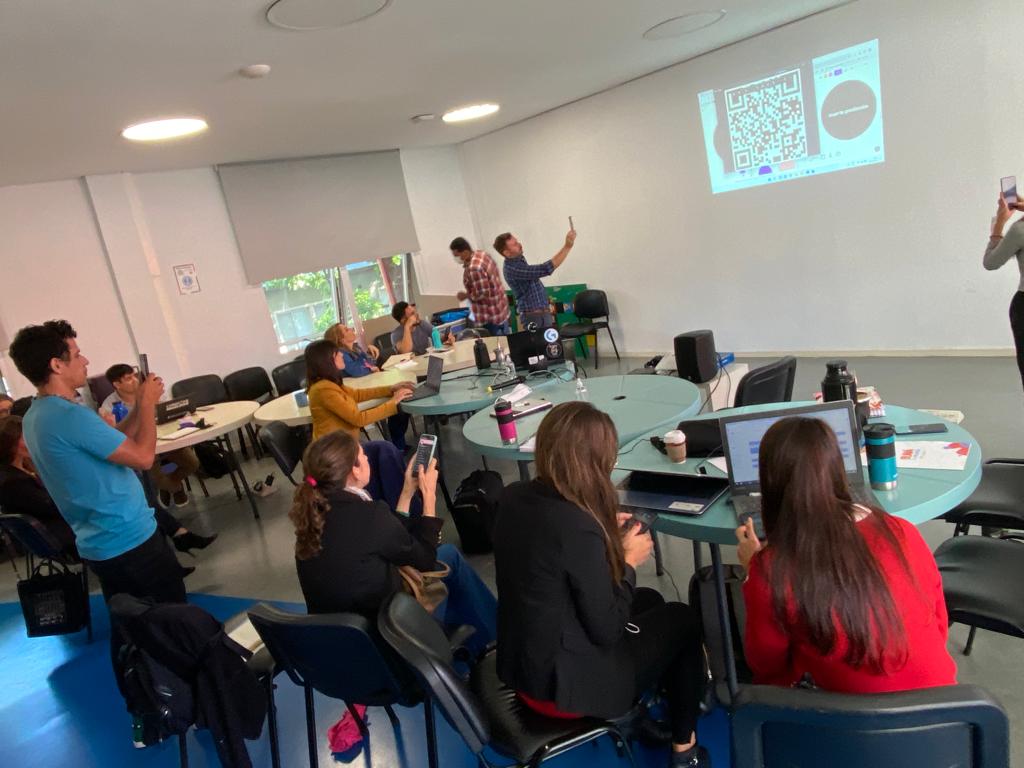 piscitelli's tweet photo. Continúa nuestro entrenamiento en #ecosistemadisruptivo en Posadas. Además de problemáticas, autores, plataformas y proyectos examinamos nuevos marcos conceptuales y damos algunos pasos en @jseelybrown  #designunbound @RoboticMisiones @SiliconMisiones @miguel_sedoff @SiomaraVitto https://t.co/GE2YAjoMtX