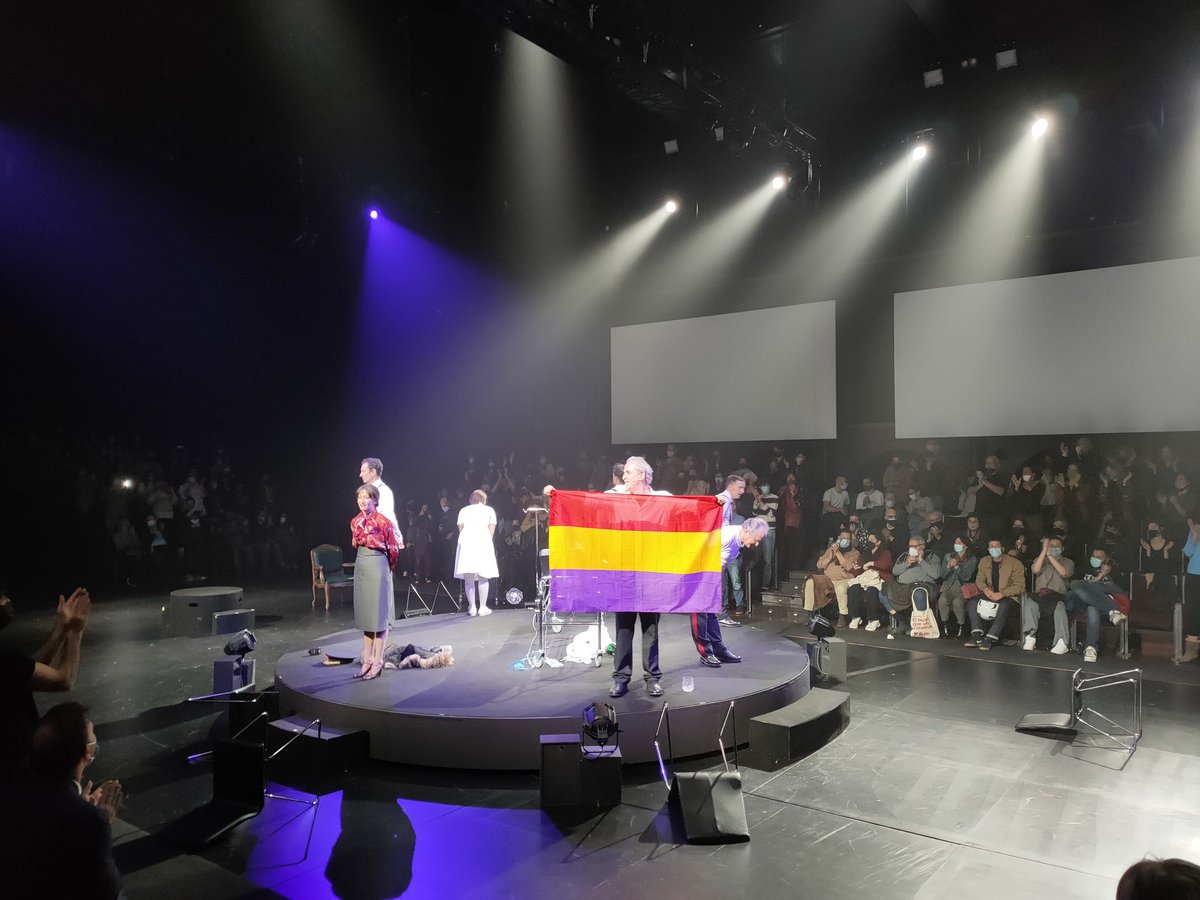 melindroacid's tweet photo. #Shock1
Fantàstica estrena!
Andrés Lima sempre impacta i posa el dit a la llaga. Teatre més necessari que mai xq els feixistes mai no han marxat i cal recordar les aberracions q han fet i el dolor q han causat
Bravo 👏🏽👏🏽👏🏽
Repartiment d luxe 😍😍
#antiFeixistaSempre ✊🏽✊🏽✊🏽 https://t.co/PtkCbCO49Y
