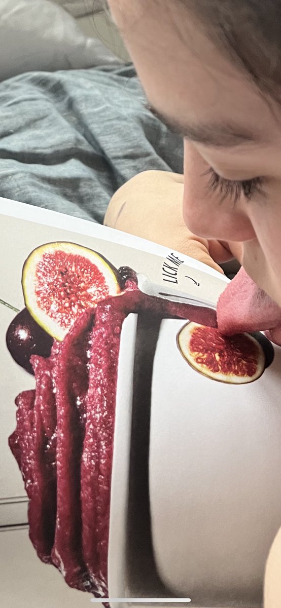 sseegal's tweet photo. @dailyharvest_ are we following the “lick me” directions well enough here? I’m told it just tastes like chemicals. https://t.co/ObE33x7JdI