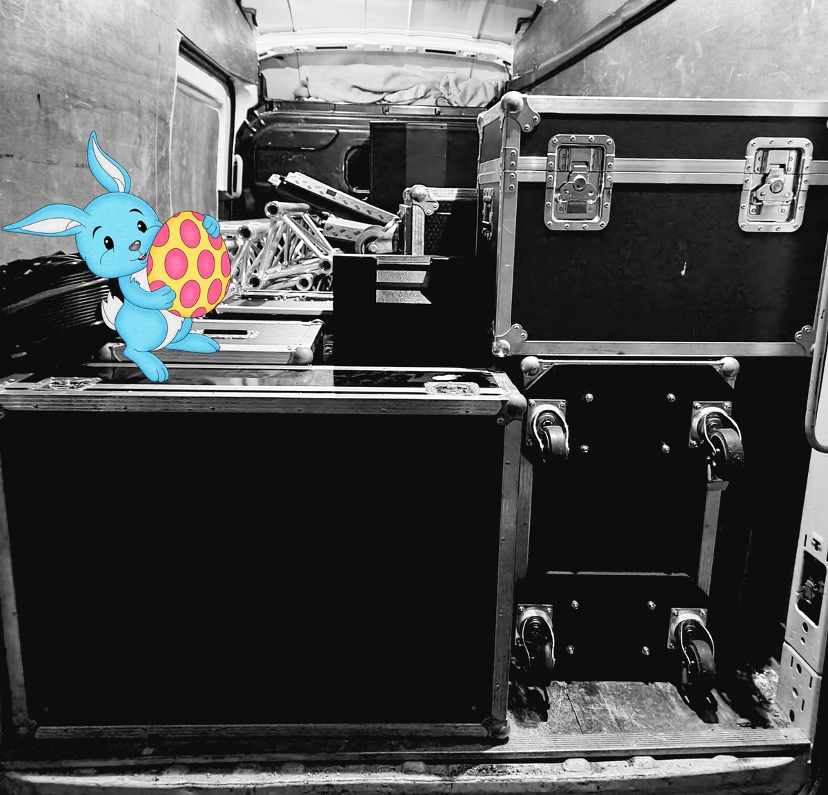 👀 look 👀 #easterbunny showed up to help us load up tonight ready for a weekend of #easter #events Happy Easter, hope everyone has a fantastic weekend 🐇

#isdesignlive #BankHoliday #happyEaster2022 #thursdayvibes