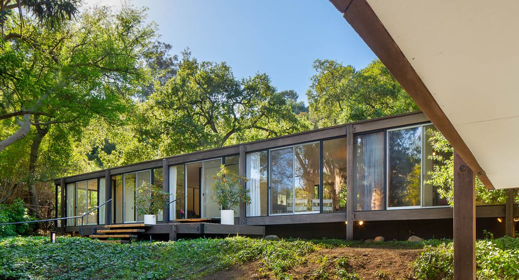 Anyone of my architect friends wanna join forces with me on this one?!?  It is a little out of my budget. Also, for me, it would need to be a vacation home as I'm not in CA.  Craig Elwood Mid-Modern in Pasadena, CA. 
ow.ly/XMAT50IK6xy