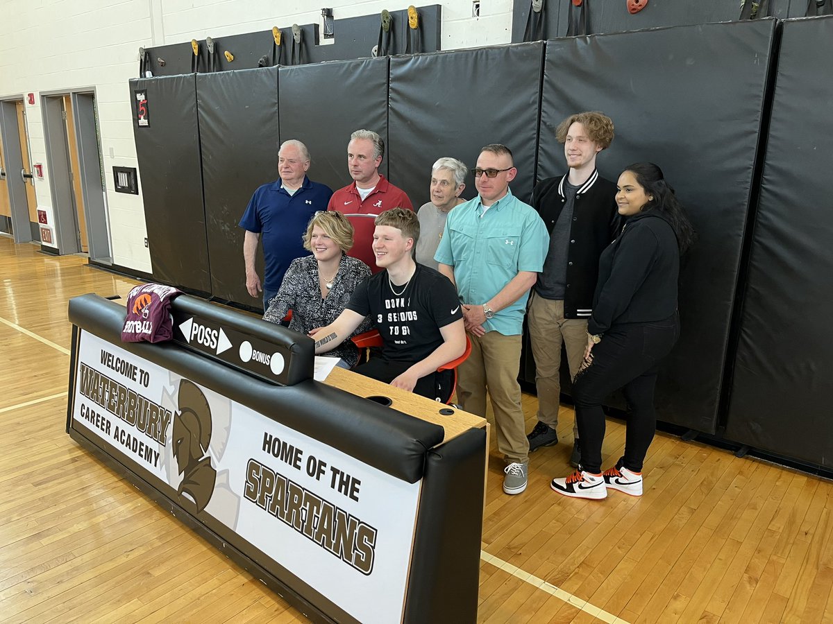 flamm062818's tweet photo. Official. Signed. Congrats @Trevor41270511  Well deserved. Represent! #BeGreat https://t.co/oHMVX0FuHX