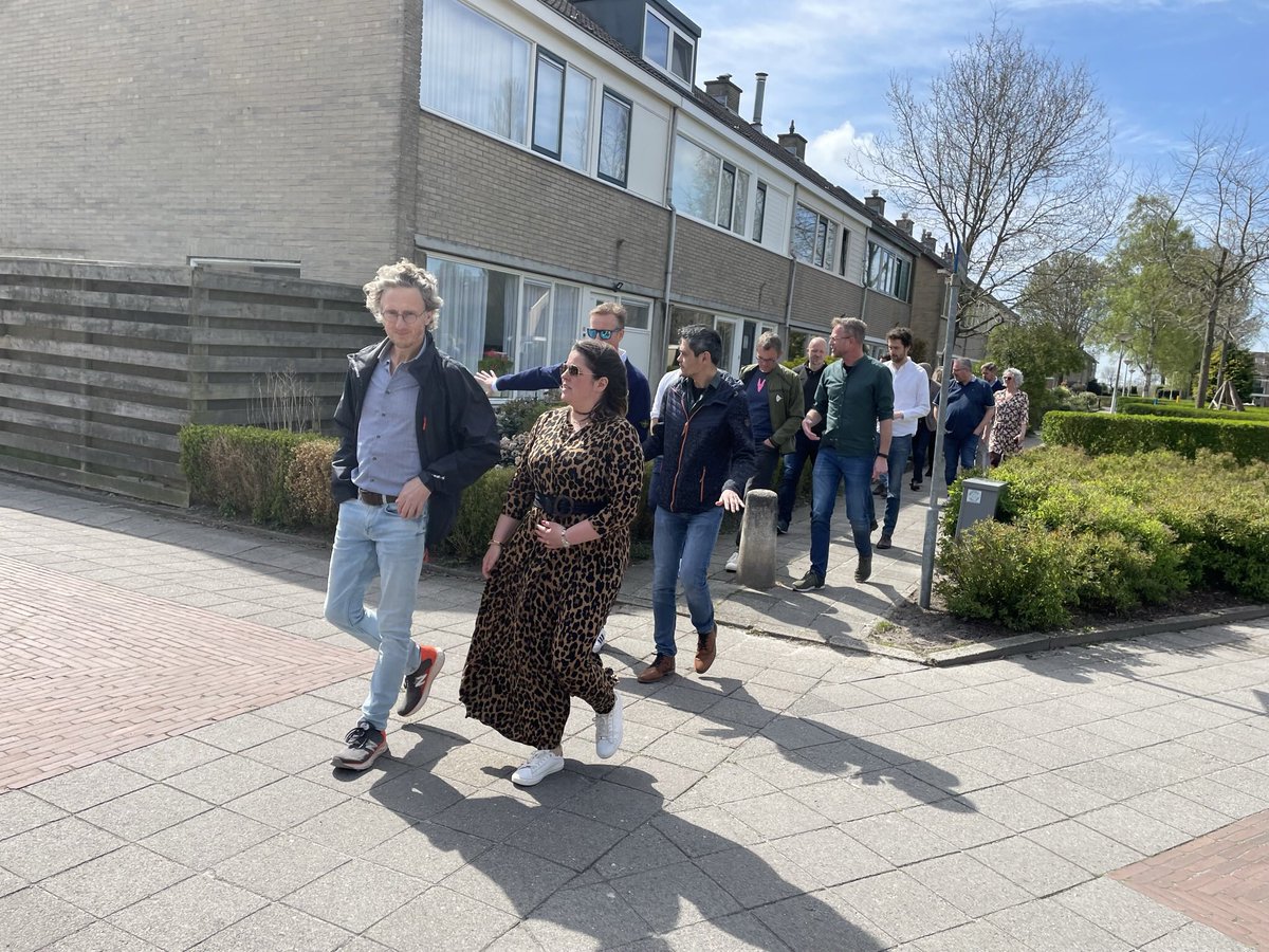 BuitengewoonD's tweet photo. Vandaag deel op pad met de ‘GOW Community’ van @VanWijnenGroep welke ondersteund wordt door @CirculairFRL in de wijk De Greiden. Daarna waren er in @Wijkcentr_DeAs enkele presentaties. @G https://t.co/aWQL3MEVGk