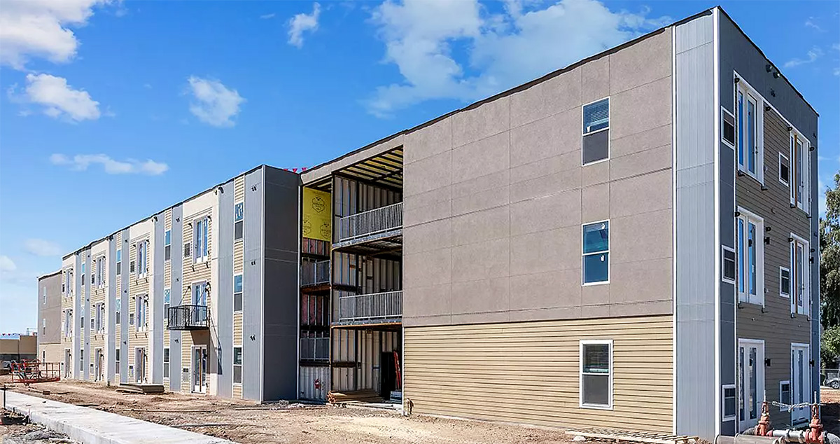 Base4_aec's tweet photo. Under construction: Work on the exterior finishes on this modular development in Phoenix, AZ. #BASE4design #modularconstruction #modular #construction #zmodular https://t.co/2l9Pcyv3Em