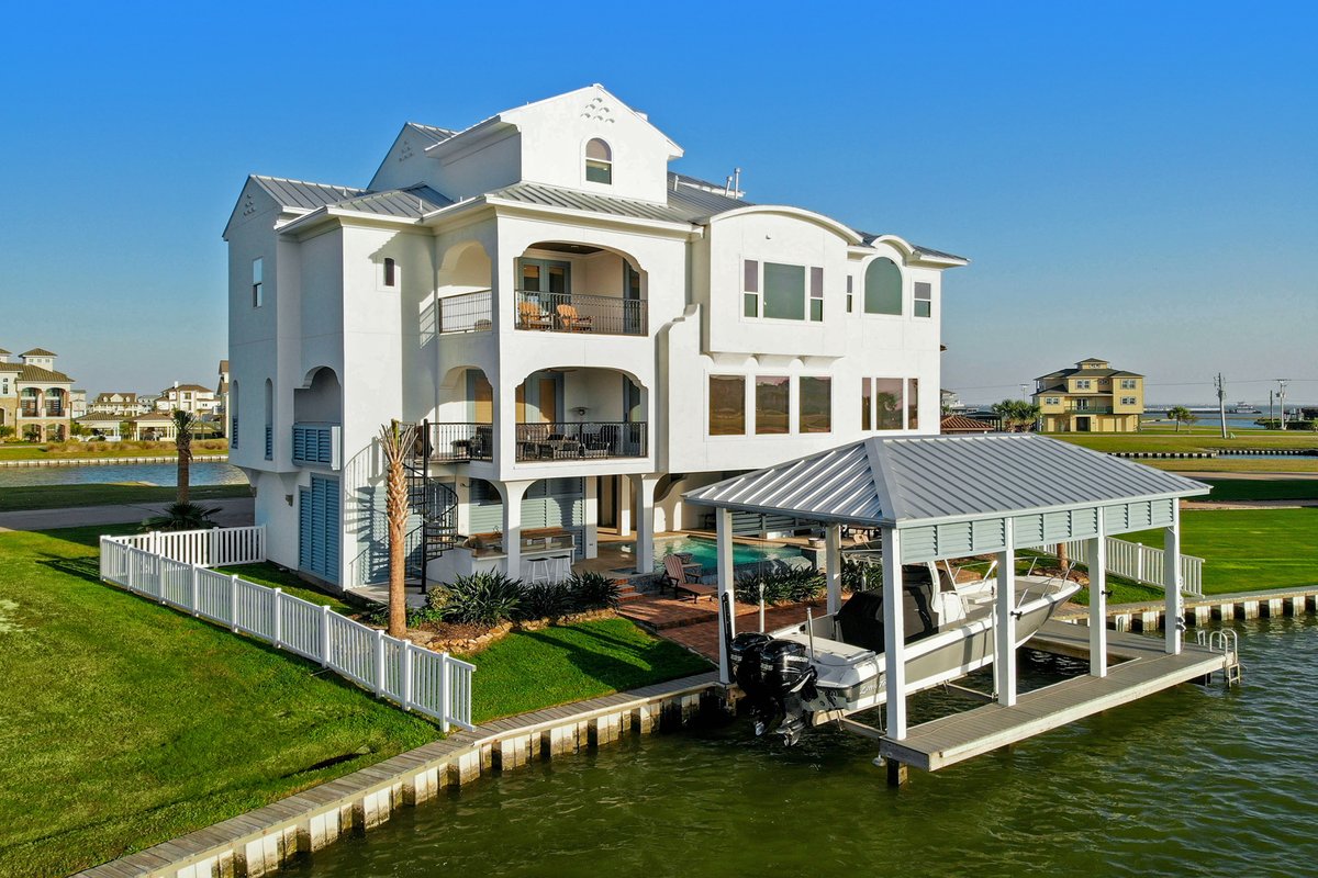 TKImages's tweet photo. "Casa de los Sueños" indeed! This Spanish style villa is situated on a private lagoon☀️🛥

26 Big Torch | 3,927 sqft | Harborwalk | $1,549,000 USD | MLS# 30561395

Photographer: Dan Young
Editor: Josh Aguilera
Agent: Carrie Blachford | Legacy Int'l
#waterfronthome #spanishstyle https://t.co/p3b7DSu0o1