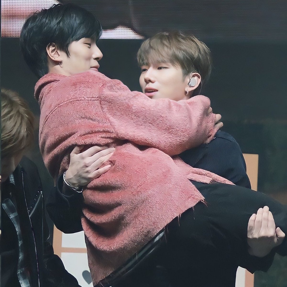 minyunwoo20's tweet photo. #MINHYUK looks like a baby when one of the members holds him as a cute baby 😣💙

WITH                                  WITH #JOOHONEY                    #KIHYUN https://t.co/r4LakaKoPh