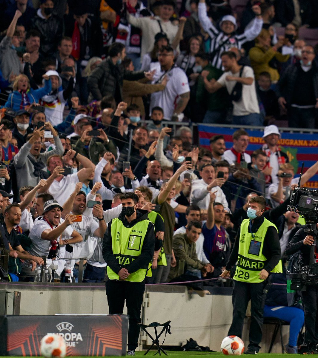 RadioFCB's tweet photo. La derrota duele y mucho, pero estas fotos reflejan la mayor vergüenza que pueda recordar en gradas del Camp Nou. Culpa total de los socios. Espero que tomen medidas @FCBarcelona_es @JoanLaportaFCB https://t.co/nBWDakdorC