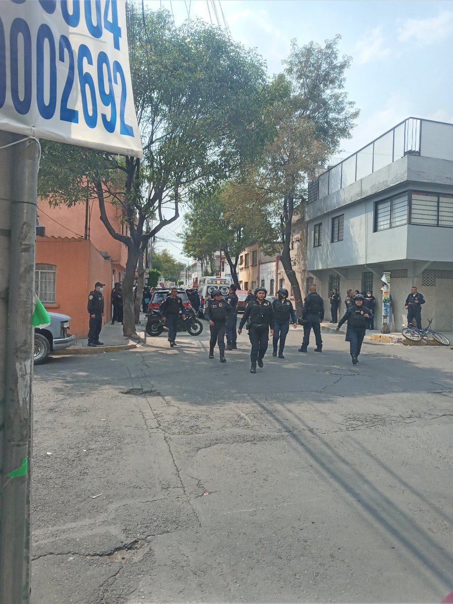 alfalfa40's tweet photo. #ULTIMOMINUTO fuerte balancear en #Azcapotzalco en la calle San Mateo y Santo domingo en la Col San Mateo hay varios vehículos involucrados servicios de emergencia ya laboran en el lugar @WRADIOMexico @Foro_TV @AzcapotzalcoMx @UCS_GCDMX @SSC_CDMX https://t.co/Rjist3FNdc