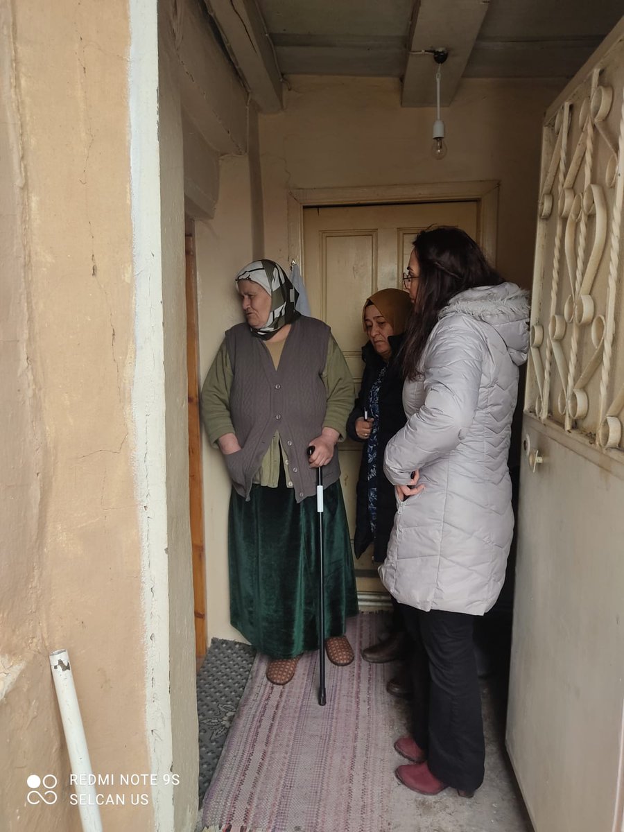 Kadın Kolları Teşkilatımızla birlikte bugün İnönü mahallemizin sakinlerine Sayın Cumhurbaşkanımızın selamlarını ileterek iftar sofralarında gönüllere girmeye devam ediyoruz.