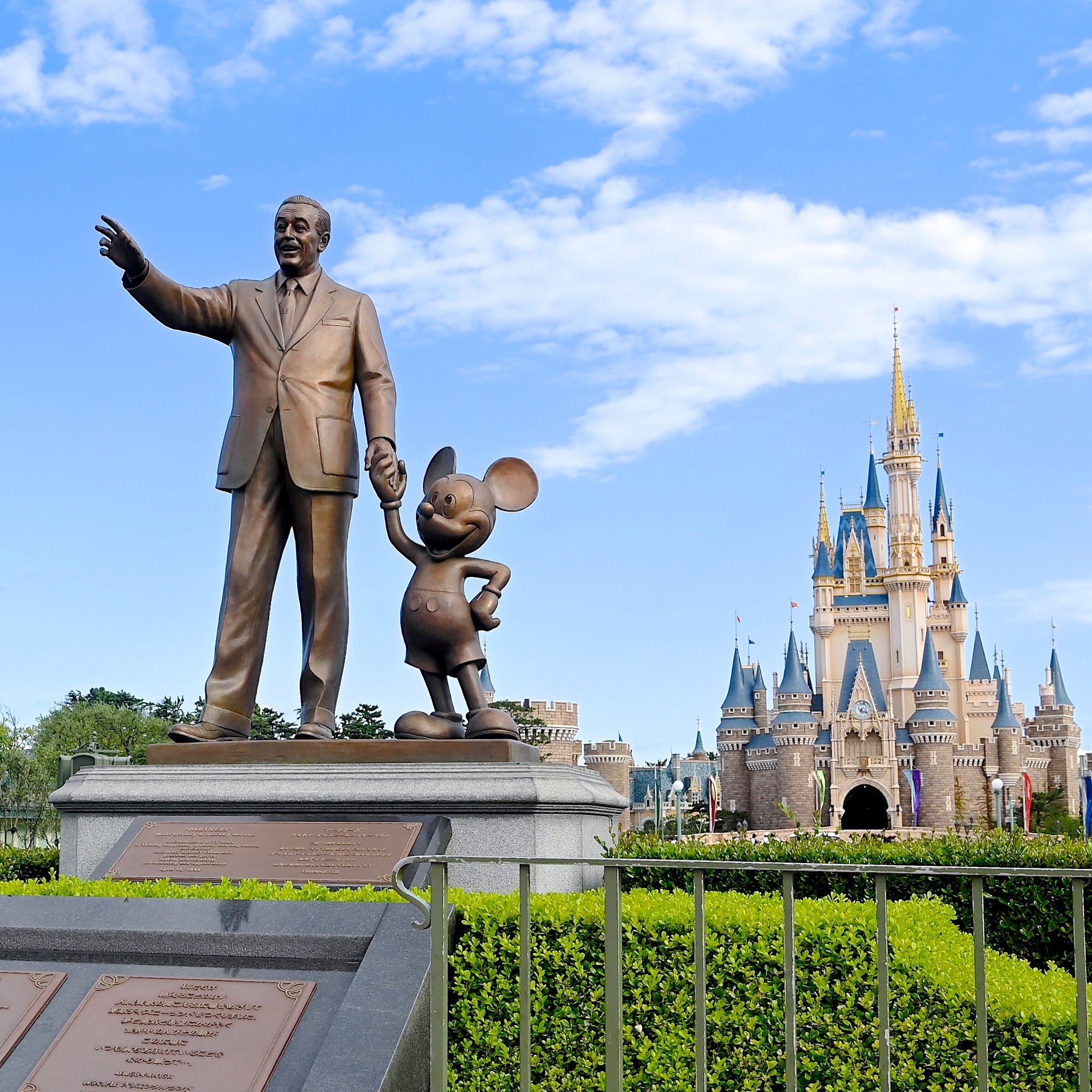 ディズニー ミッキーマウス&ミニーマウス銅像 （JR舞浜駅から東京 