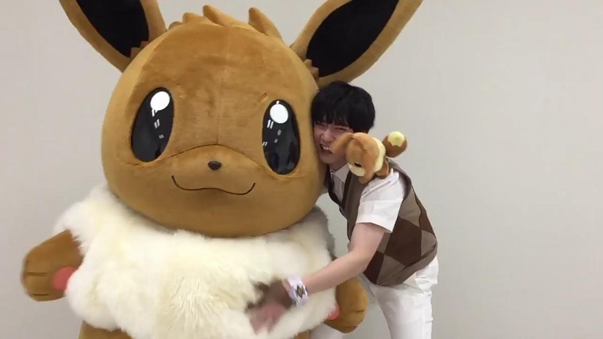 dracally's tweet photo. I was given this image of Ilima's VA cuddling a giant Eevee plushie and I had one job to do <3
#ilima #pokemonilima #pokemonart #pokemon #YudaiChiba https://t.co/DE9OrpMZpL