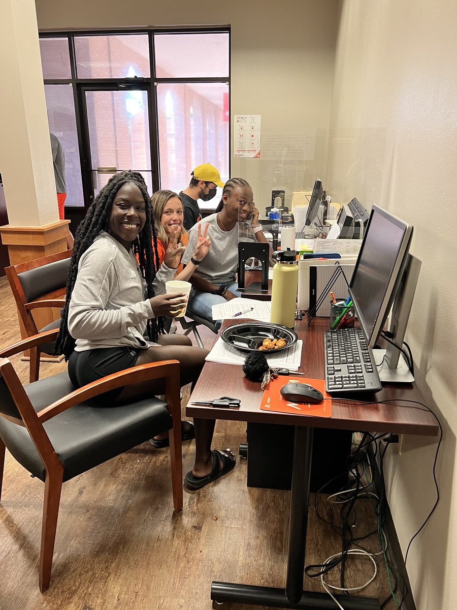 UTRGV_VClub's tweet photo. We wrapped up this week's Thank-A-Thon with our @GoUTRGV student-athletes sharing their gratitude with our valued V Club members. ✌🏽#ralleythevalley  #UTRGV https://t.co/qNDuvwHeGK
