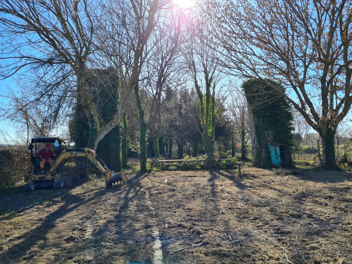 andmosconi's tweet photo. Da tanti anni inaccessibile, l'area del tiro con l'arco di #chiaravalle è al centro di un progetto di recupero. Diventerà, oltre che il luogo in cui esercitarsi con l'arco, un'area per l'organizzazione di feste o per lo svago all'aria aperta. #chiaravalledomani #tiroarco https://t.co/1qZ3usEbE6