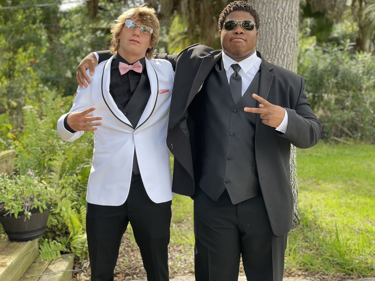 DeleslineJohn's tweet photo. Feeling good living better #prom @BradenRiverFTBL https://t.co/7wN63ZqX2v