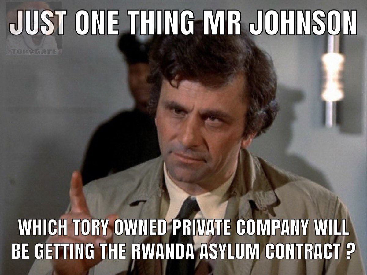 Демотиваторы про сон на работе. Мэттью макконахи с сигаретой. Мем про работу. Это он работает. Ургант работаем.