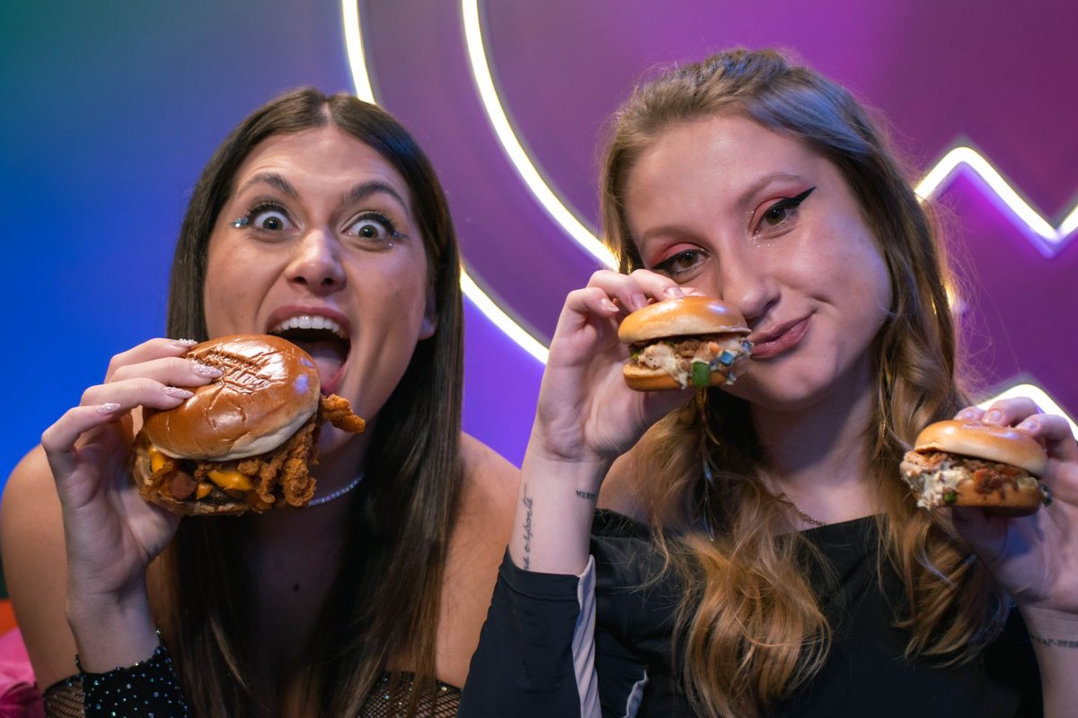 QFasePodcast's tweet photo. Deu fome aqui deu fome aí? O @Outback tá lançou três novos pratos os INACREDITÁVEIS OUTBACK: O Double Truffled Burger, Shrimp Sliders e o Oreo Thunder! E assim: tudo INCRIVELMENTE DELICIOSO 🤤 Quem aí também vai provar?
#MomentoOutbackEmCasa
#EuOuviOutback
 #InscreditaveisOutback https://t.co/PW5lHtLKBN