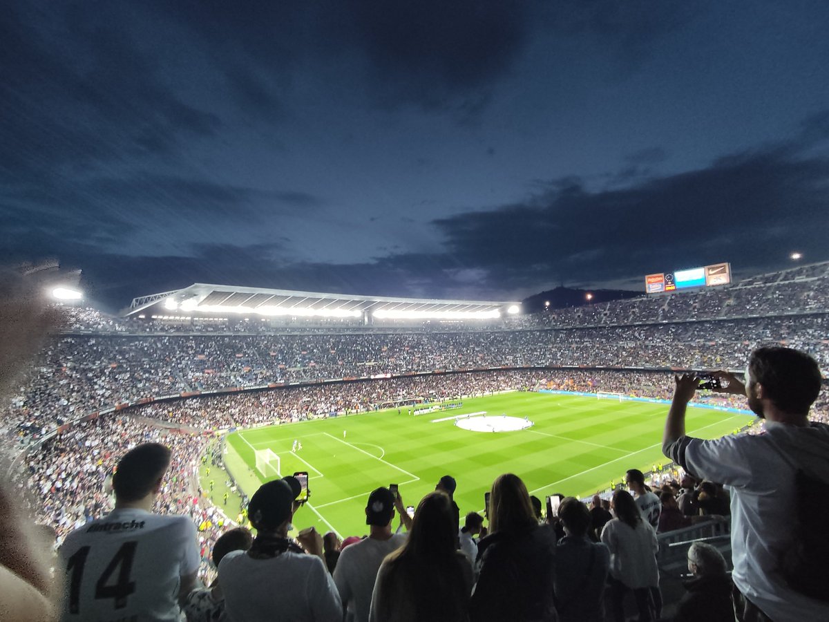 Salgo del camp nou casi más dolido por lo vivido en las gradas que en el campo. #FCBlive