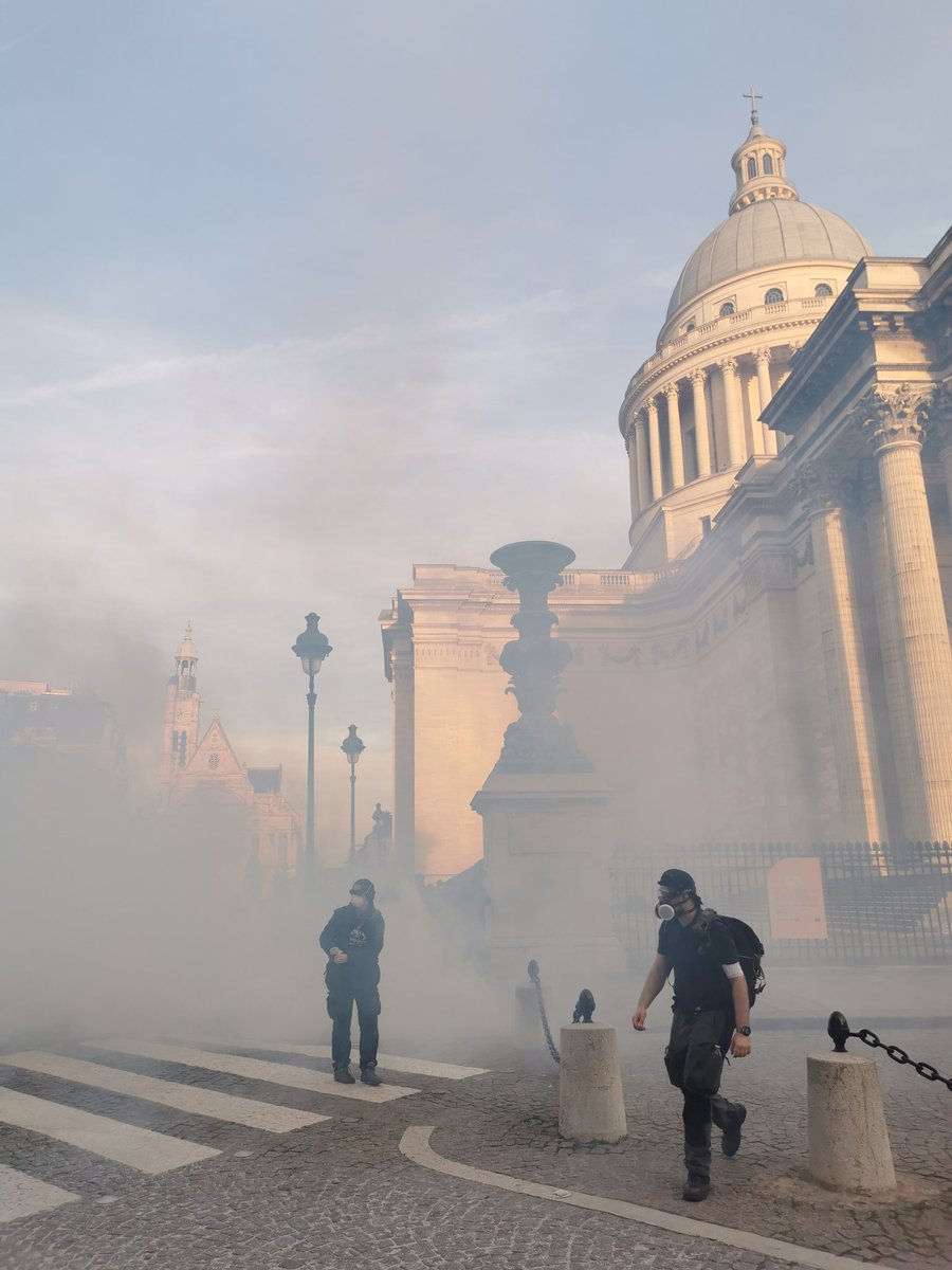 Rassemblement étudiant devant le Panthéon alors que la Sorbonne est occupée. "Ni Le Pen, ni Macron" et gaz lacrymogènes.