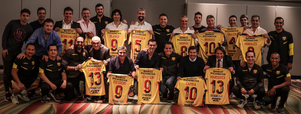 aguschmer's tweet photo. Espectacular gesto de @BarcelonaSC con algunas de las figuras argentinas que pasaron por el club como jugadores y técnicos. No existe nada más bacán que la gratitud y reciprocidad con quienes aportaron en la grandeza del equipo. Felicitaciones por eso @AlfaroMoreno 💪🏻💛💥🇪🇨⚽️🇦🇷 https://t.co/QT0WKDVgJW