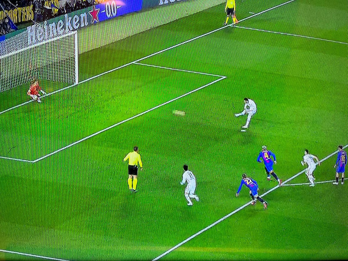 AbuMarzouq_23's tweet photo. - عدم إعادة ركلة جزاء فرانكفورت 
- عدم احتساب ركلة جزاء برشلونة

لقطات تضرر منها البارسا بشكل واضح ، متى اشتغل الـ VAR ؟ بالتسلل في هدف بوسكيتس!

ما نستحق الفوز والتأهل لكن لا تسرقنا يا وضيع!

#برشلونة_فرانكفورت https://t.co/8KYsUVcUut