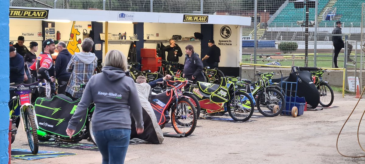 daaveyboy's tweet photo. @UprightSpeedway a upright legend keeping an eye on proceedings 😎#Witchesgem #thepastwasbetter #keepitupright https://t.co/tLt9UXlGLO