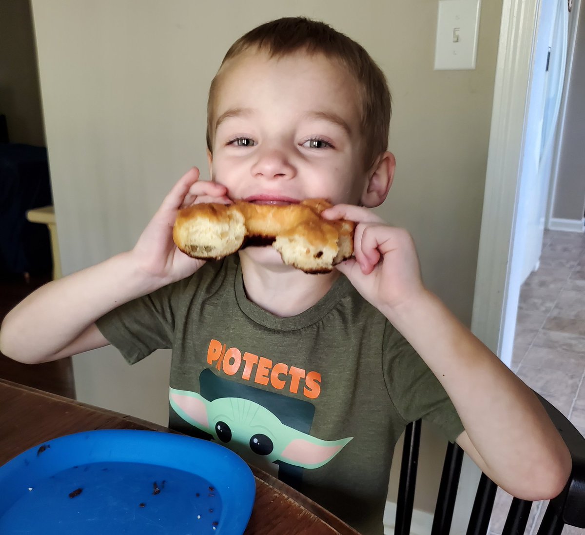 PhoenixAZ1899's tweet photo. "You can always tell if a donut is good because it has a hole in it." -my son
Correctomundo, kid.
#WisdomFromTheMouthsOfBabes
Thanks for the great #snackle, @QuikTrip https://t.co/rfFaa4B1ek