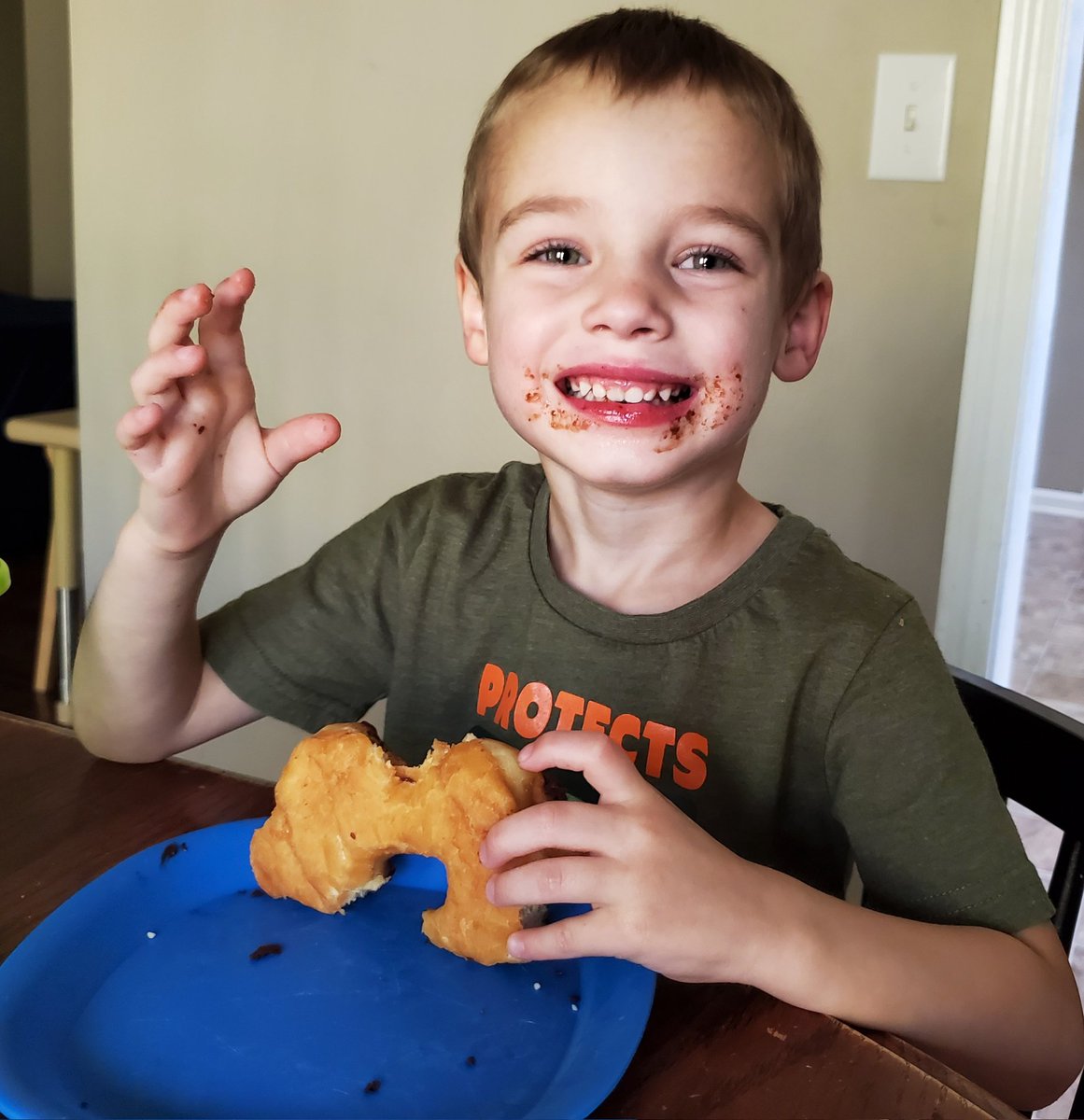 PhoenixAZ1899's tweet photo. "You can always tell if a donut is good because it has a hole in it." -my son
Correctomundo, kid.
#WisdomFromTheMouthsOfBabes
Thanks for the great #snackle, @QuikTrip https://t.co/rfFaa4B1ek